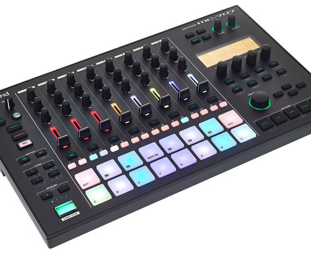 Roland MC-707 Groovebox