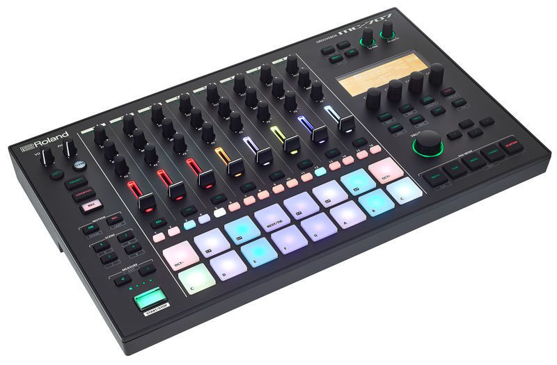 Roland MC-707 Groovebox Roland MC-707 Groovebox